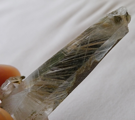 ヒマラヤ水晶原石針金形状内包物029 白線透閃石 ヒマラヤ水晶の 
